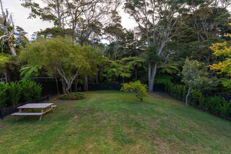 Photo of property in 11 Willowbrook Place, Titirangi, Auckland, 0604