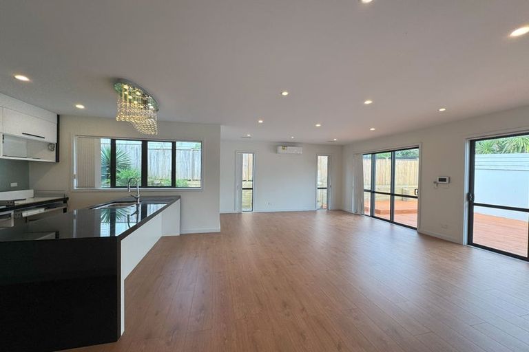 Photo of property in 77 Masons Road, Oteha, Auckland, 0632