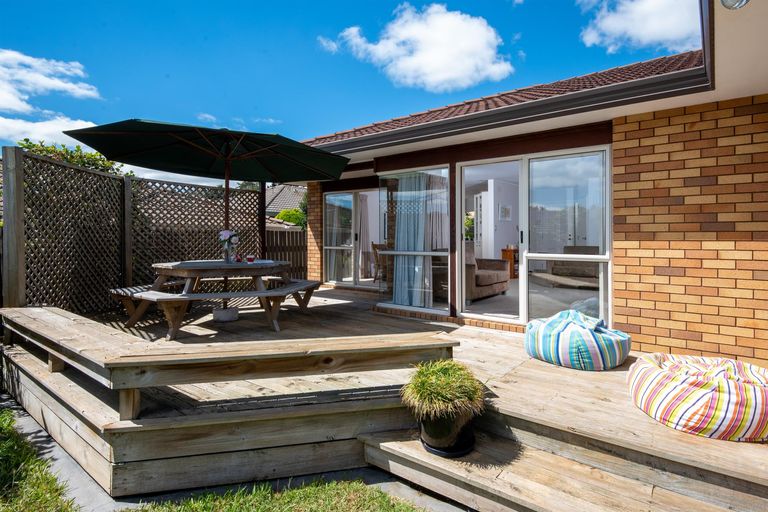 Photo of property in 3/8 Bernie Edwards Place, Botany Downs, Auckland, 2010