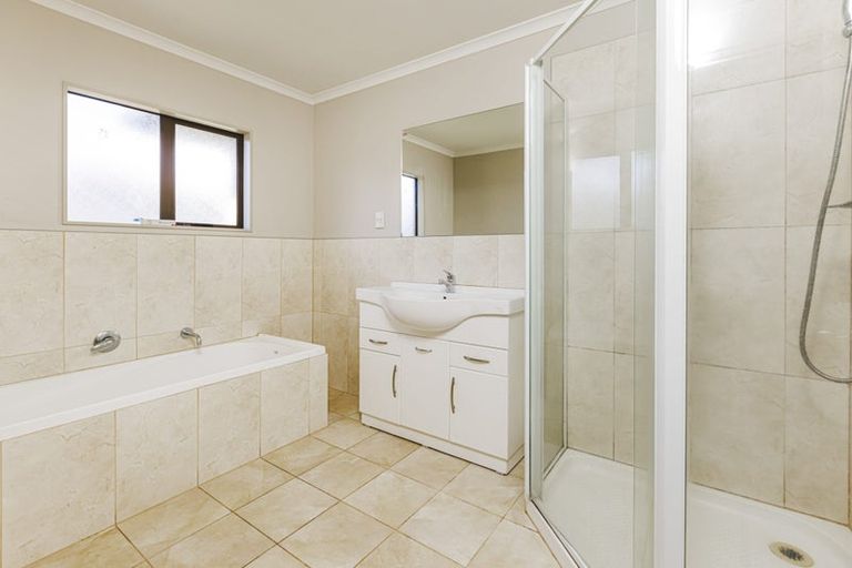 Photo of property in 20 Fairchild Avenue, Goodwood Heights, Auckland, 2105