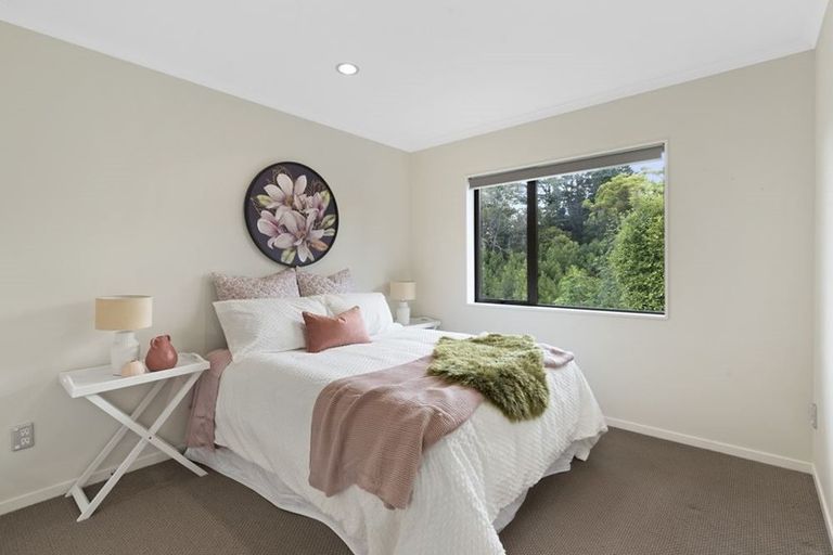 Photo of property in 72 Lake Panorama Drive, Henderson Valley, Auckland, 0612