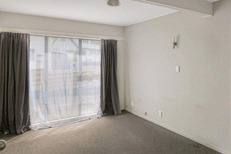 Photo of property in 39 Thurleigh Grove, Karori, Wellington, 6012