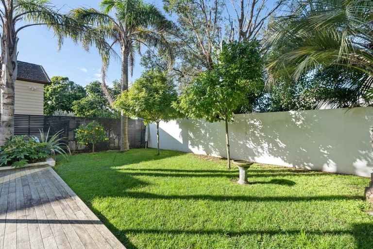 Photo of property in 23 Ocean View Road, Milford, Auckland, 0620