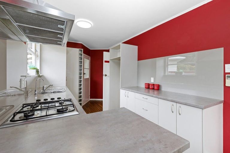 Photo of property in 2 Whirinaki Crescent, Heretaunga, Upper Hutt, 5018