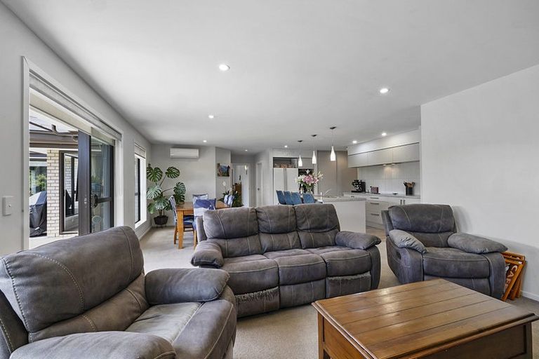 Photo of property in 14 Te Arakete Place, Hurworth, New Plymouth, 4310