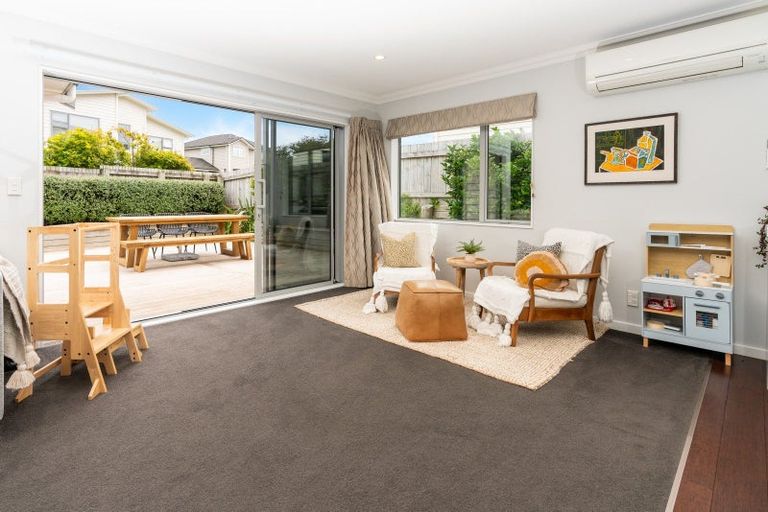 Photo of property in 15 Belize Grove, Grenada Village, Wellington, 6037