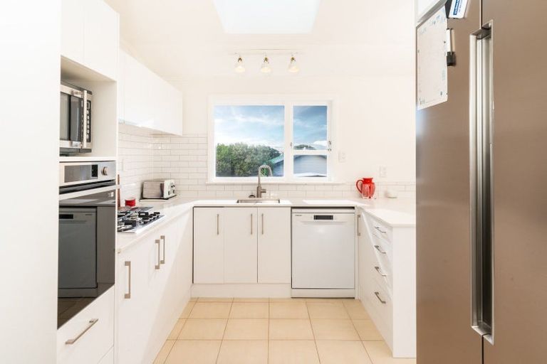 Photo of property in 113 Queens Drive, Lyall Bay, Wellington, 6022