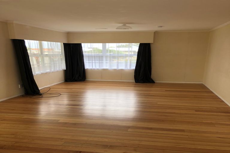 Photo of property in 2/8 Edgewater Drive, Pakuranga, Auckland, 2010