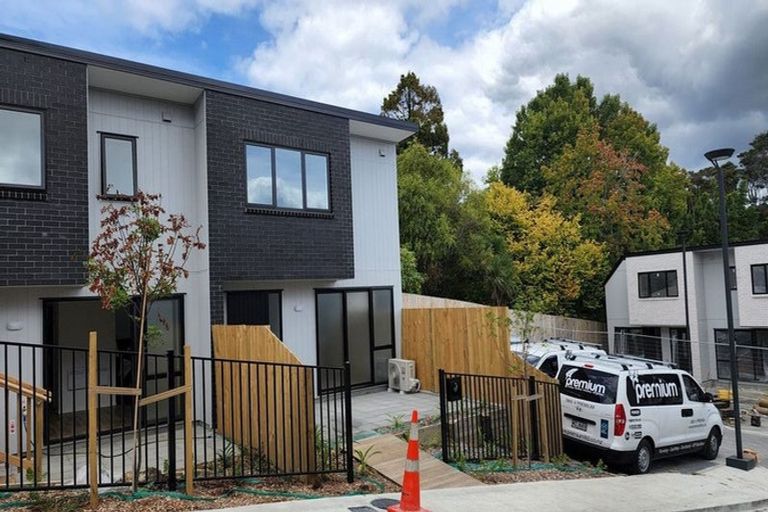 Photo of property in 17 Tokai Place, Glen Eden, 0602