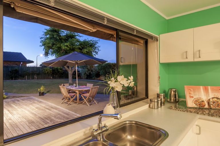 Photo of property in 12 Bernie Edwards Place, Botany Downs, Auckland, 2010