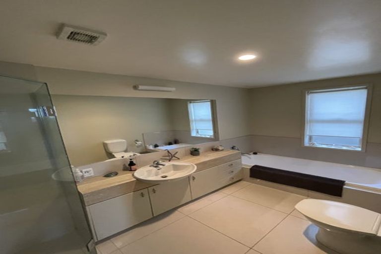 Photo of property in 1/170 East Coast Road, Forrest Hill, Auckland, 0620