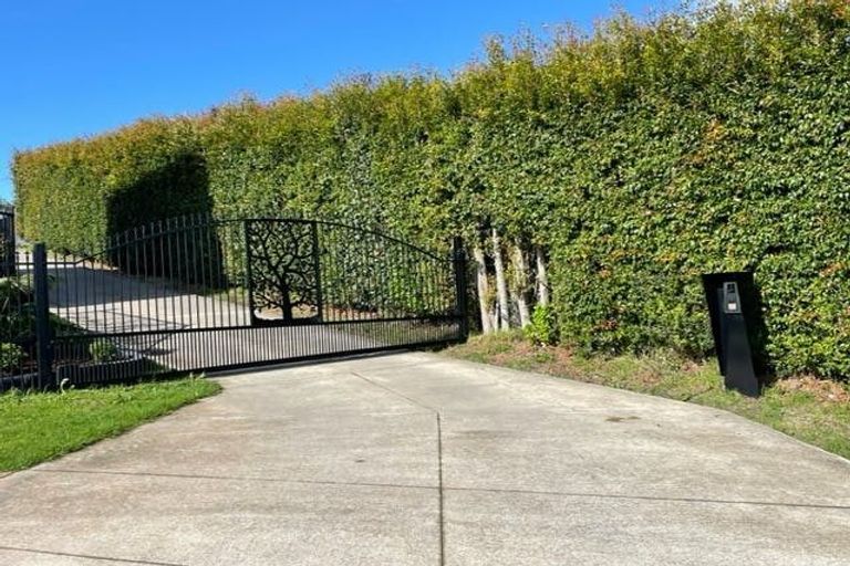 Photo of property in 32 Roxborough Place, East Tamaki Heights, Auckland, 2016