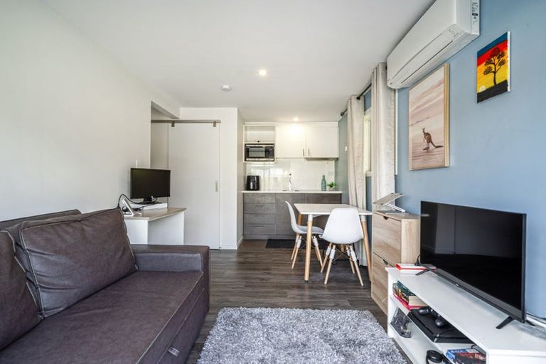 Photo of property in 52 Ayton Drive, Totara Vale, Auckland, 0629