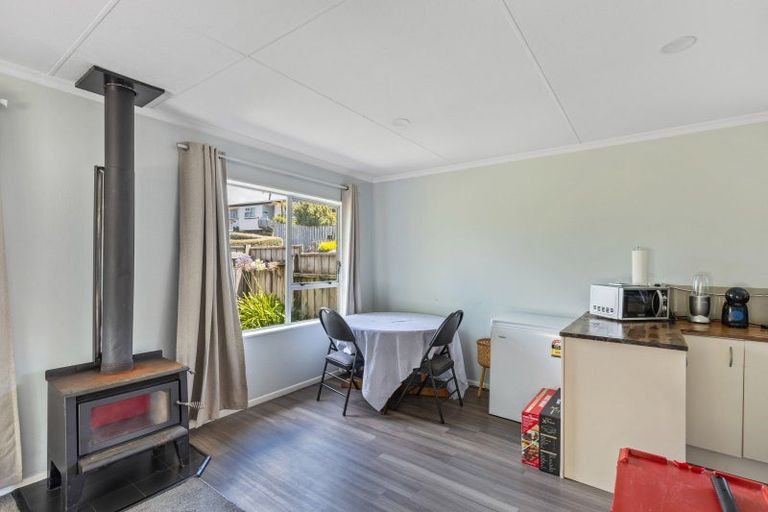 Photo of property in 2 Te Ngaere Place, Merrilands, New Plymouth, 4312