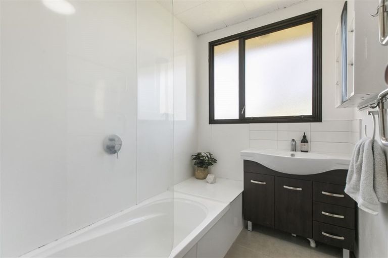 Photo of property in 6 Cameron Place, Ranui, Auckland, 0612