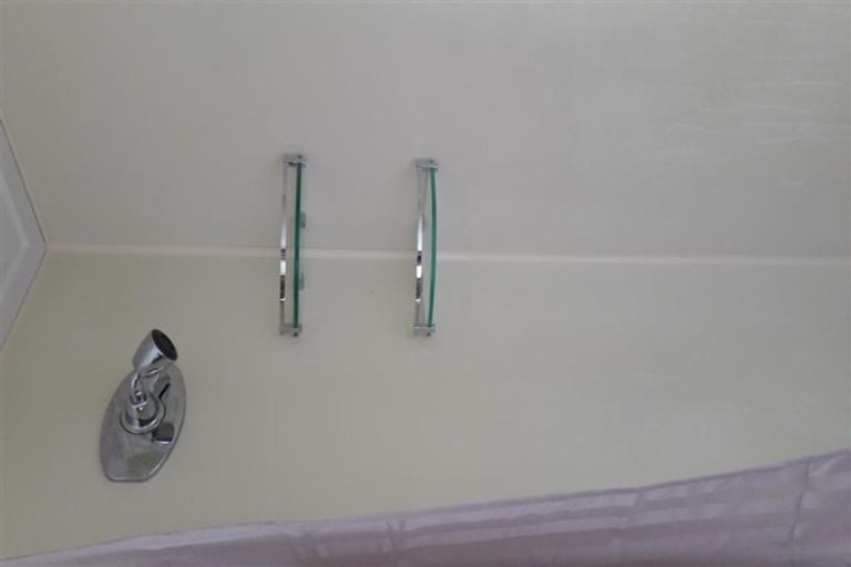 Photo of property in 19 Chivalry Road, Glenfield, Auckland, 0629