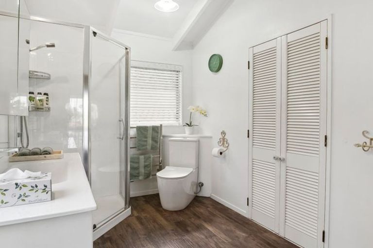 Photo of property in 1 Waiwera Place, Waiwera, Orewa, 0994