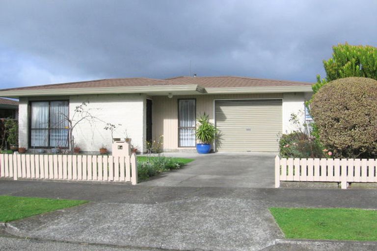 Photo of property in 2b Droylsden Place, Palmerston North, 4410