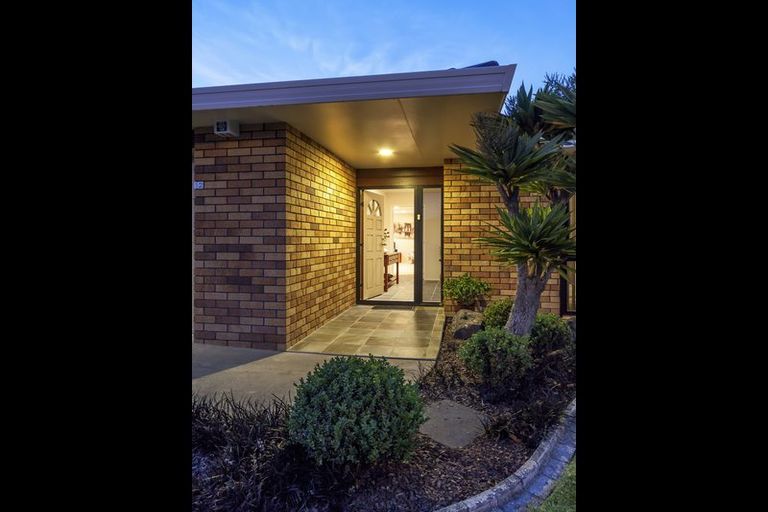 Photo of property in 12 Bernie Edwards Place, Botany Downs, Auckland, 2010