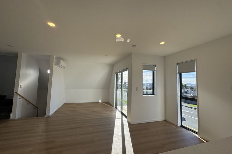 Photo of property in 14d Elcoat Avenue, Te Atatu South, Auckland, 0610