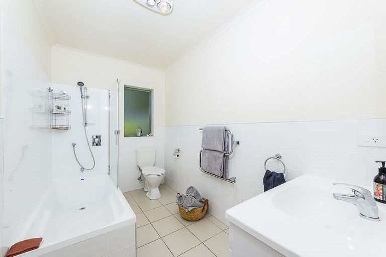 Photo of property in 2a Renata Crescent, Te Atatu Peninsula, Auckland, 0610