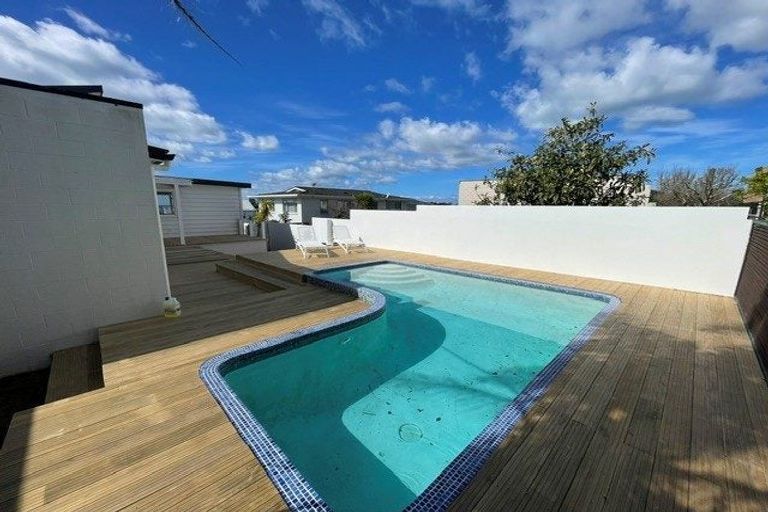 Photo of property in 1/3 Brown Street, Hauraki, Auckland, 0622