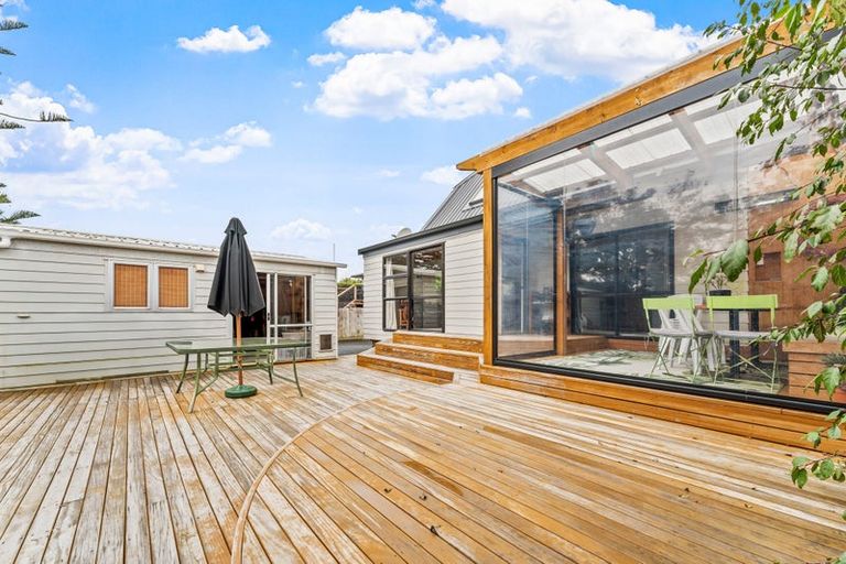 Photo of property in 30 Holiday Road, Stanmore Bay, Whangaparaoa, 0932