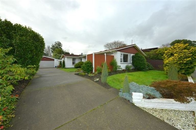 Photo of property in 14 Rosedale Place, Avonhead, Christchurch, 8042