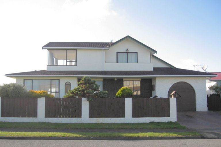 Photo of property in 128 Gloaming Hill, Titahi Bay, Porirua, 5022