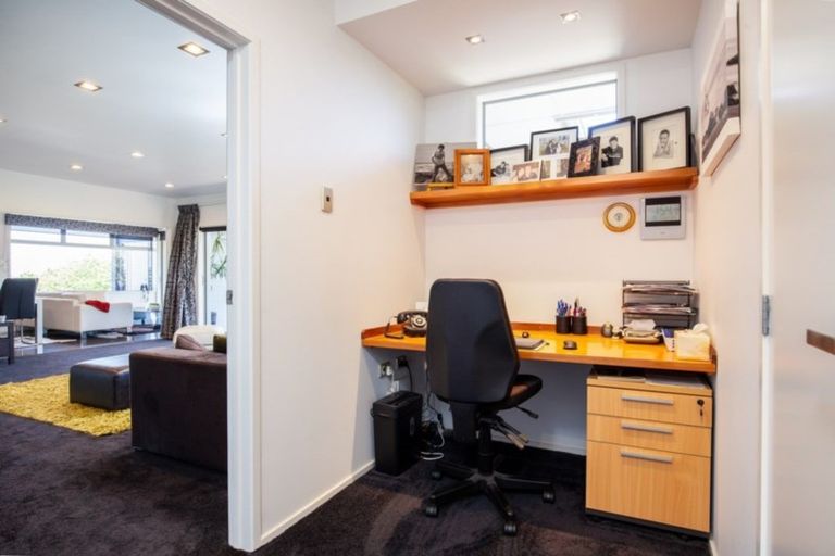 Photo of property in 12 Margaret Place, Merrilands, New Plymouth, 4312