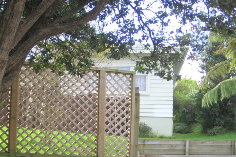 Photo of property in 2 Franklyn Road, Tawa, Wellington, 5028