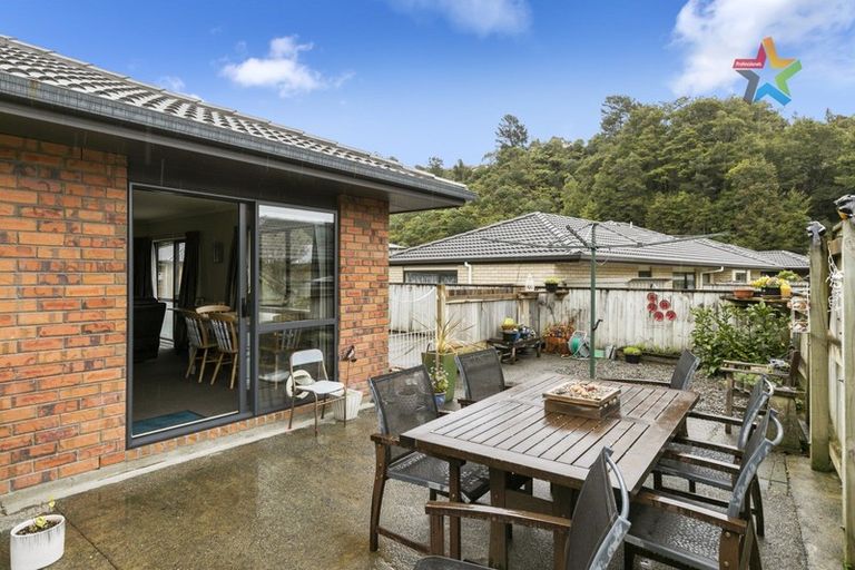 Photo of property in 21 Aragon Grove, Kingsley Heights, Upper Hutt, 5018