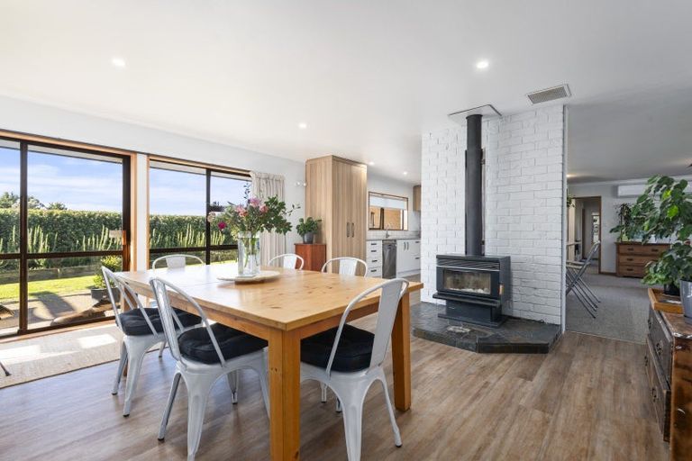 Photo of property in 61 Turitea Road, Fitzherbert, Palmerston North, 4472