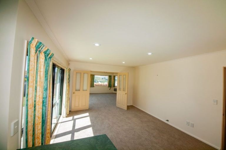 Photo of property in 27 Derry Hill, Churton Park, Wellington, 6037