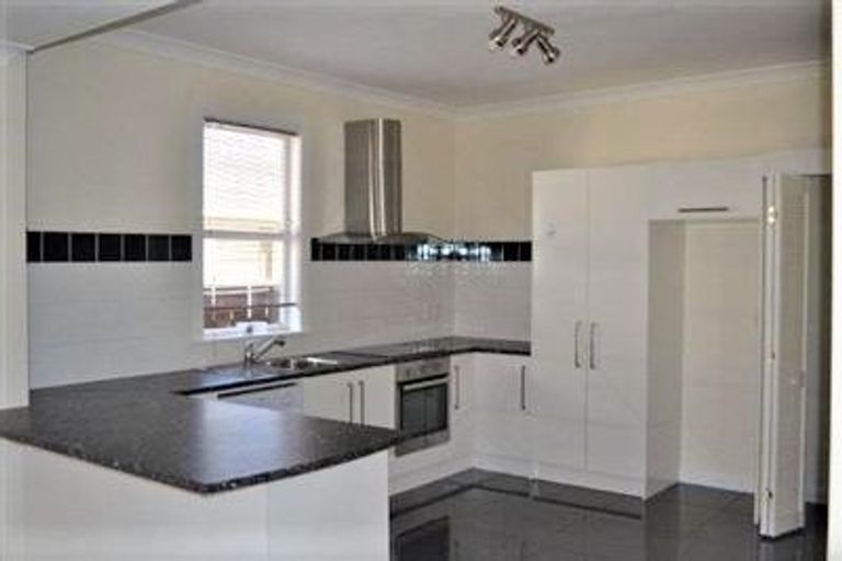 Photo of property in 33 Leighton Avenue, Waiwhetu, Lower Hutt, 5010