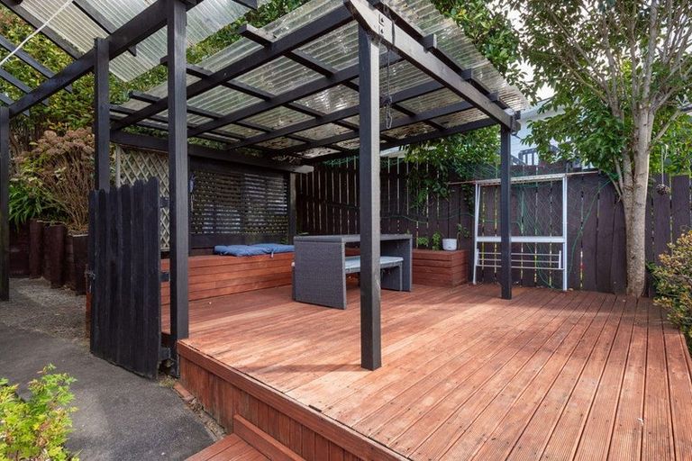 Photo of property in 1/14 Helicon Place, Totara Vale, Auckland, 0629