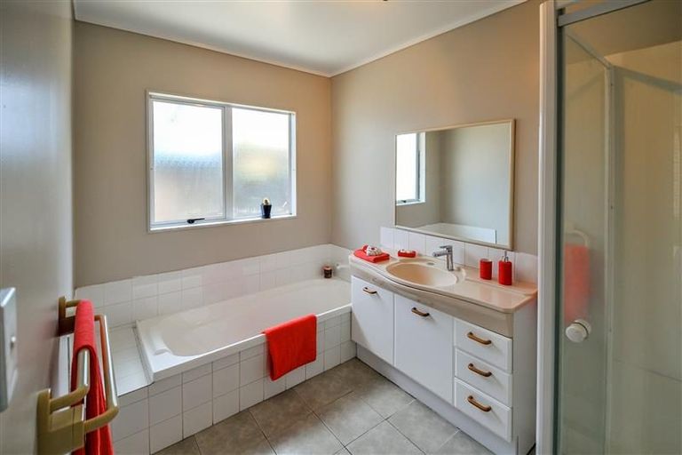 Photo of property in 2/20 Hogans Road, Glenfield, Auckland, 0629