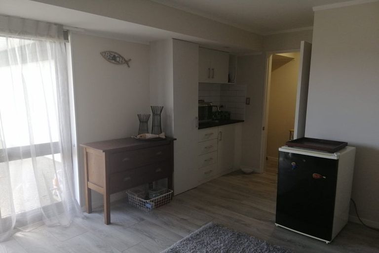 Photo of property in 2 Chelverton Terrace, Red Beach, 0932