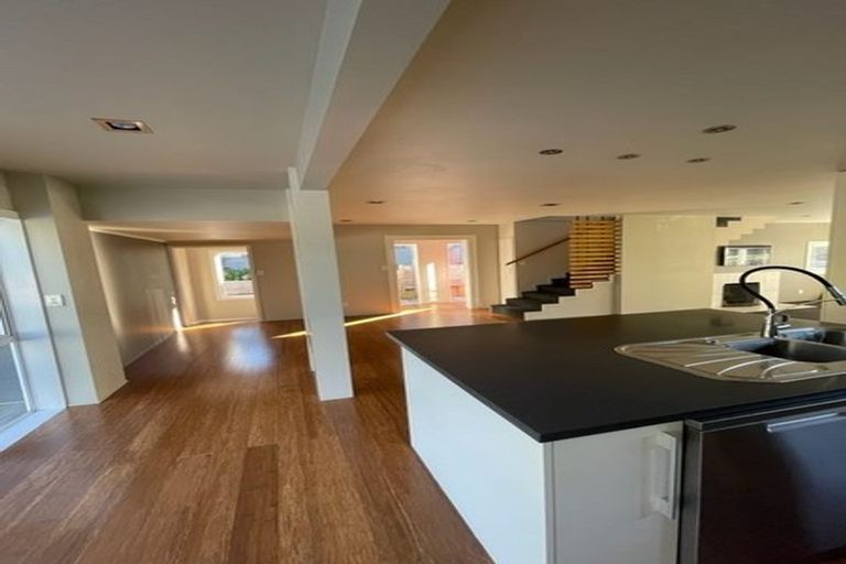 Photo of property in 17 Wernham Place, Northcote, Auckland, 0626