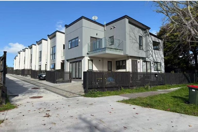 Photo of property in 1/21 Humphrey Kemp Avenue, Henderson, Auckland, 0612