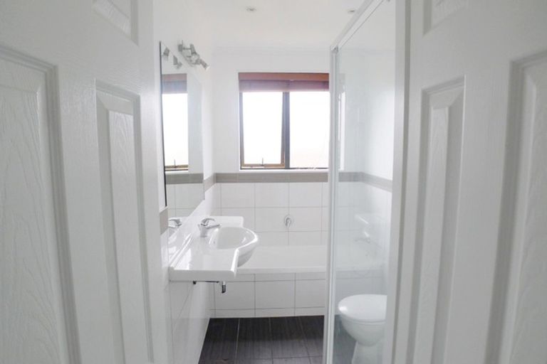 Photo of property in 9 Plumstead Rise, Glen Eden, Auckland, 0602