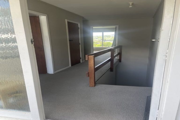 Photo of property in 15a Colchester Crescent, Newlands, Wellington, 6037