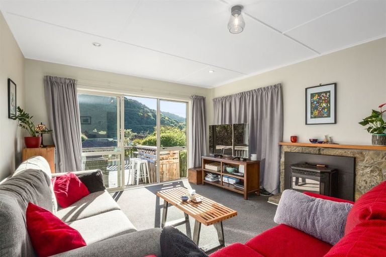 Photo of property in 27 Gardiner Grove, Wainuiomata, Lower Hutt, 5014