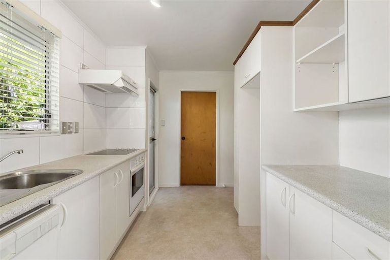 Photo of property in 27 Trias Road, Totara Vale, Auckland, 0629