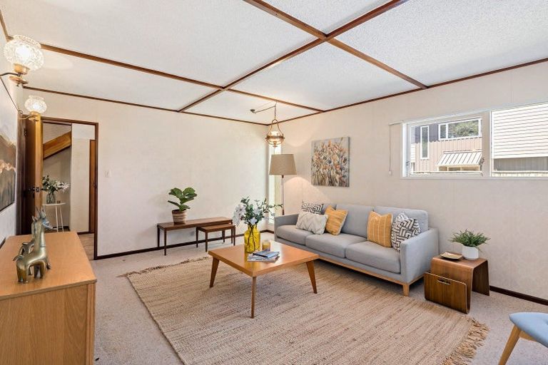 Photo of property in 40 Glanmire Road, Newlands, Wellington, 6037