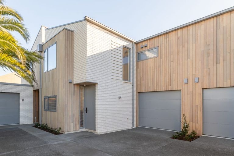 Photo of property in 2/979 Colombo Street, St Albans, Christchurch, 8014