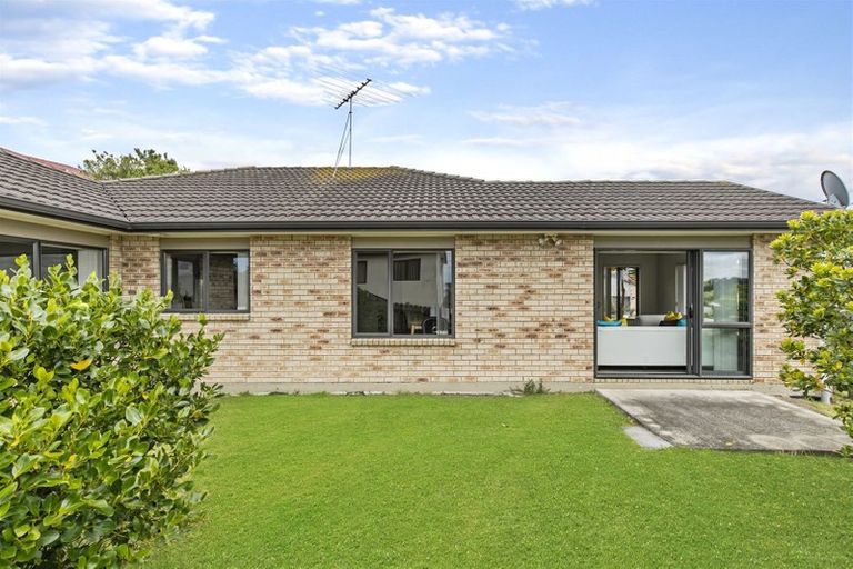 Photo of property in 17 Black Teal Close, Unsworth Heights, Auckland, 0632