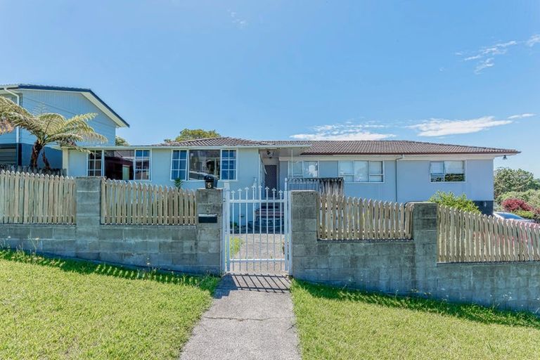 Photo of property in 5 Sumich Place, West Harbour, Auckland, 0618