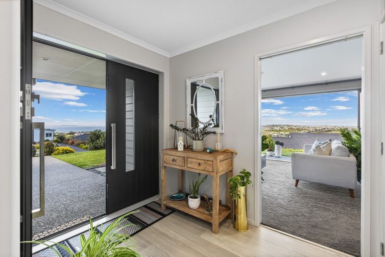 Photo of property in 8 Woodridge Drive, Stanmore Bay, Whangaparaoa, 0932