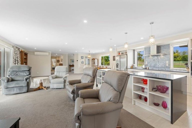 Photo of property in 42 Farrand Road, Kumeu, 0891